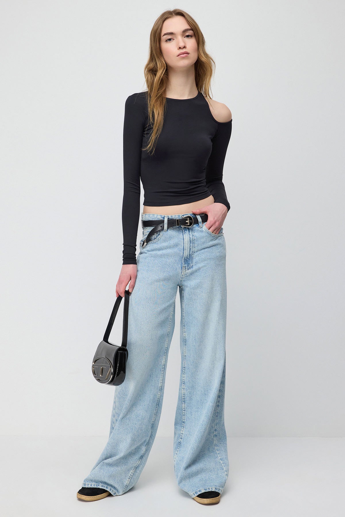 Omuzu Cut Out Detaylı Vücudu Saran Crop Top