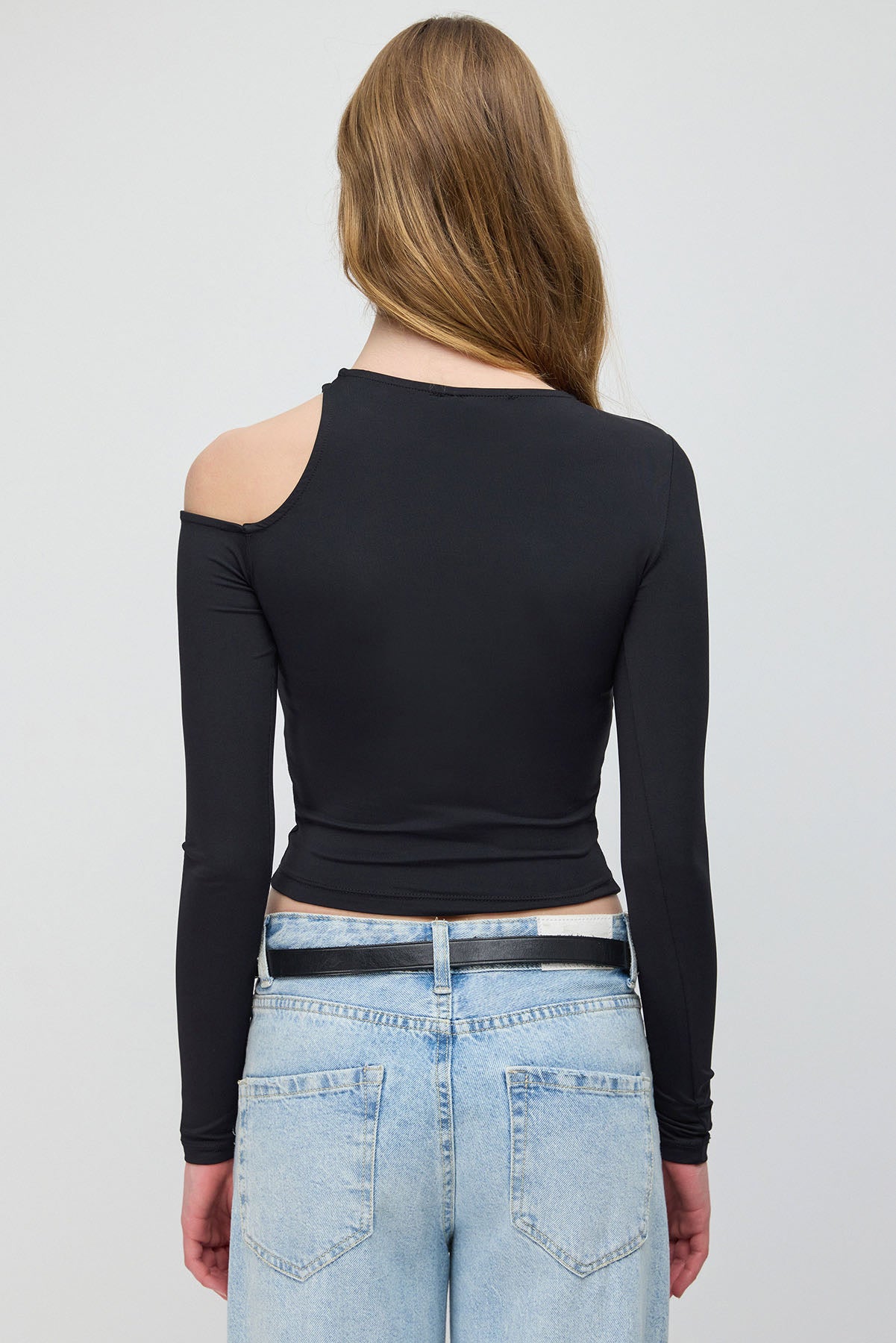 Omuzu Cut Out Detaylı Vücudu Saran Crop Top