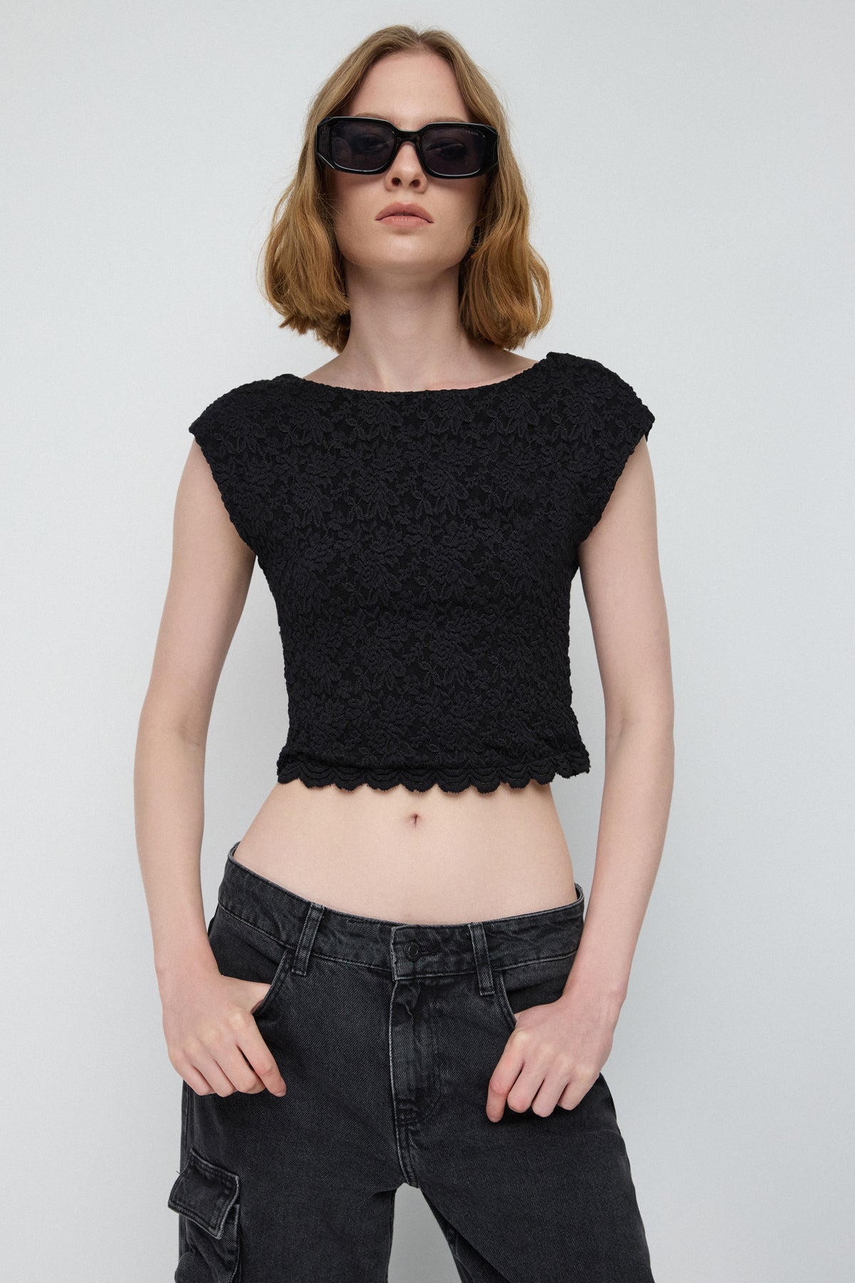 Sırt Dekolteli Kısa Kollu Dantel Crop Top