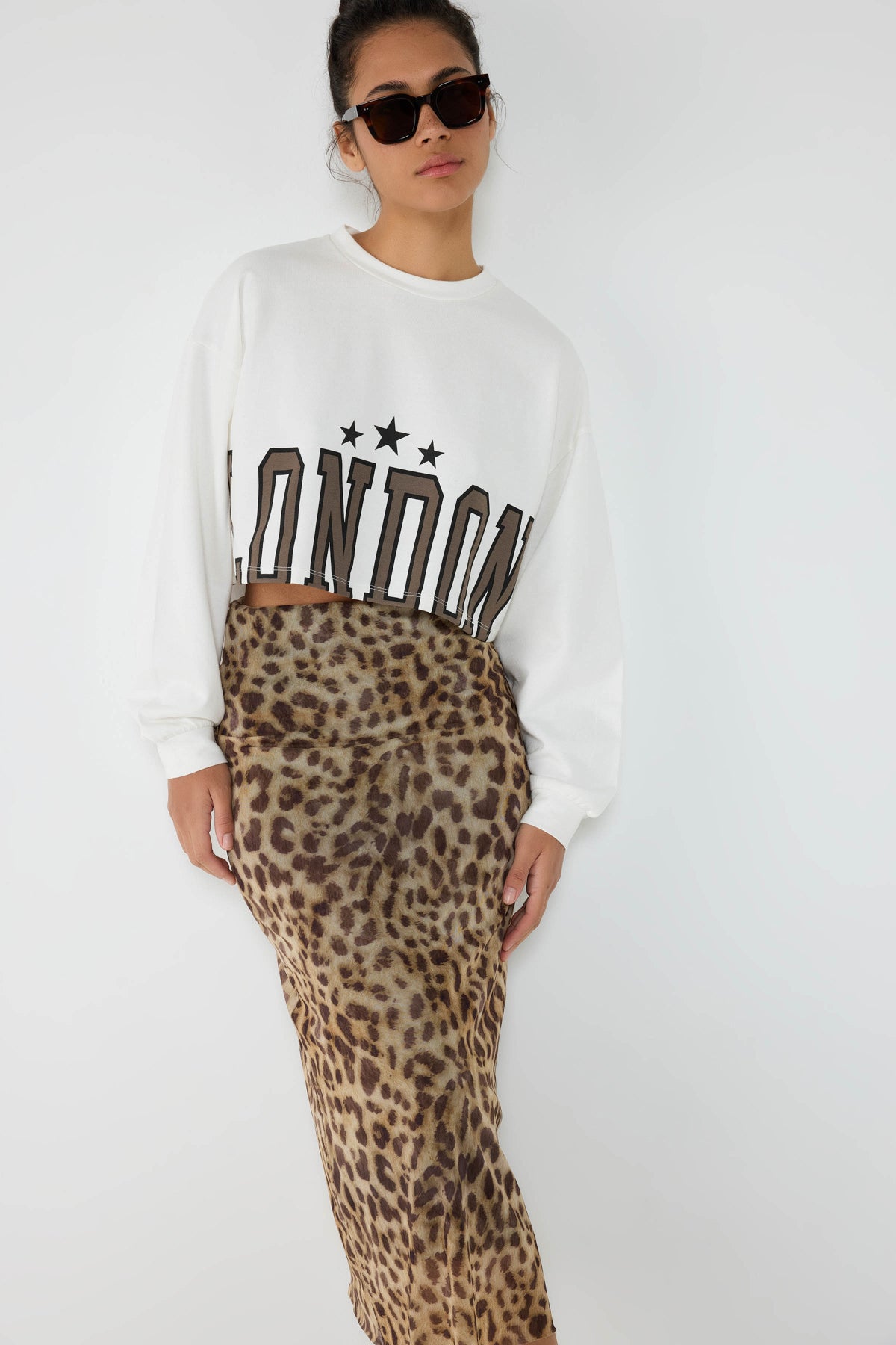 %100 Pamuk Beyaz Yıldız Detaylı London Yazılı Crop Sweat