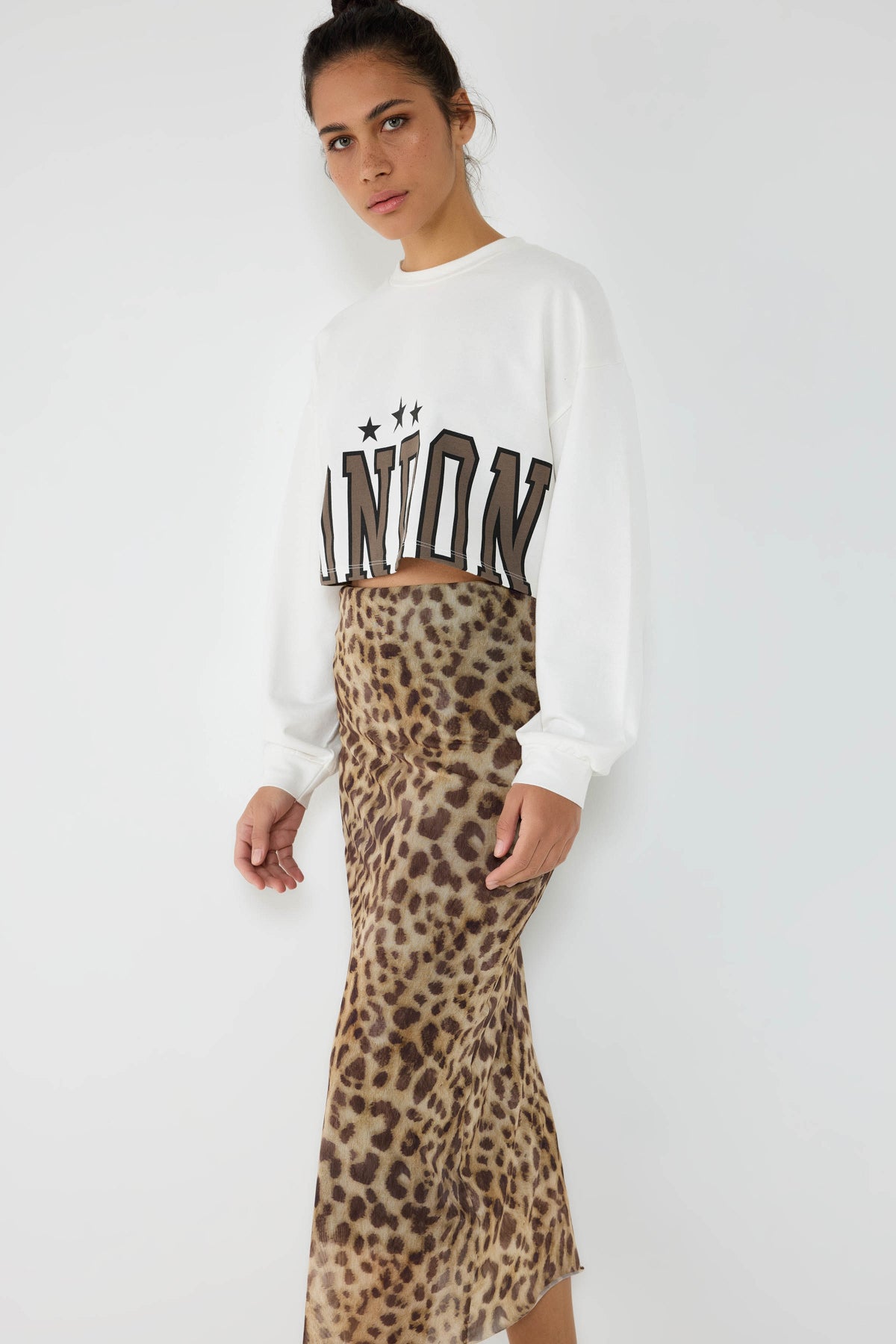 %100 Pamuk Beyaz Yıldız Detaylı London Yazılı Crop Sweat