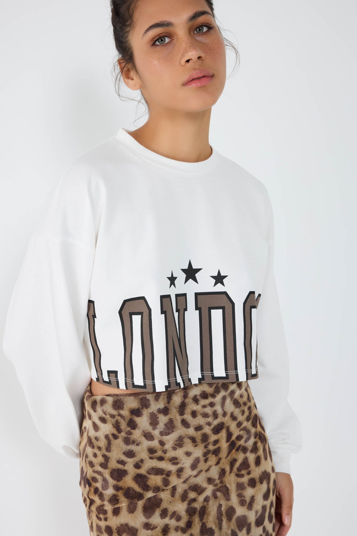 %100 Pamuk Beyaz Yıldız Detaylı London Yazılı Crop Sweat