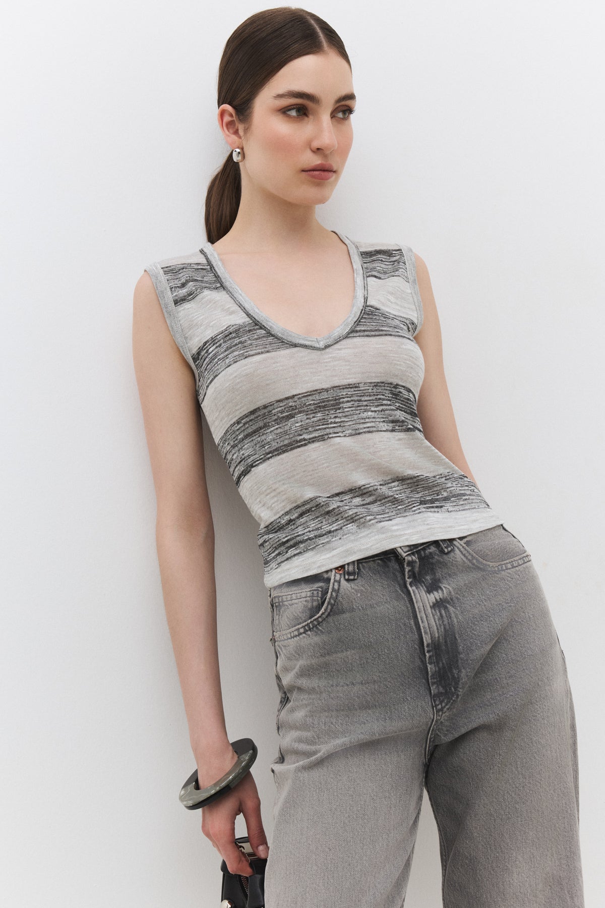 Gri Çizgili V Yaka Kolsuz Slim Fit Top