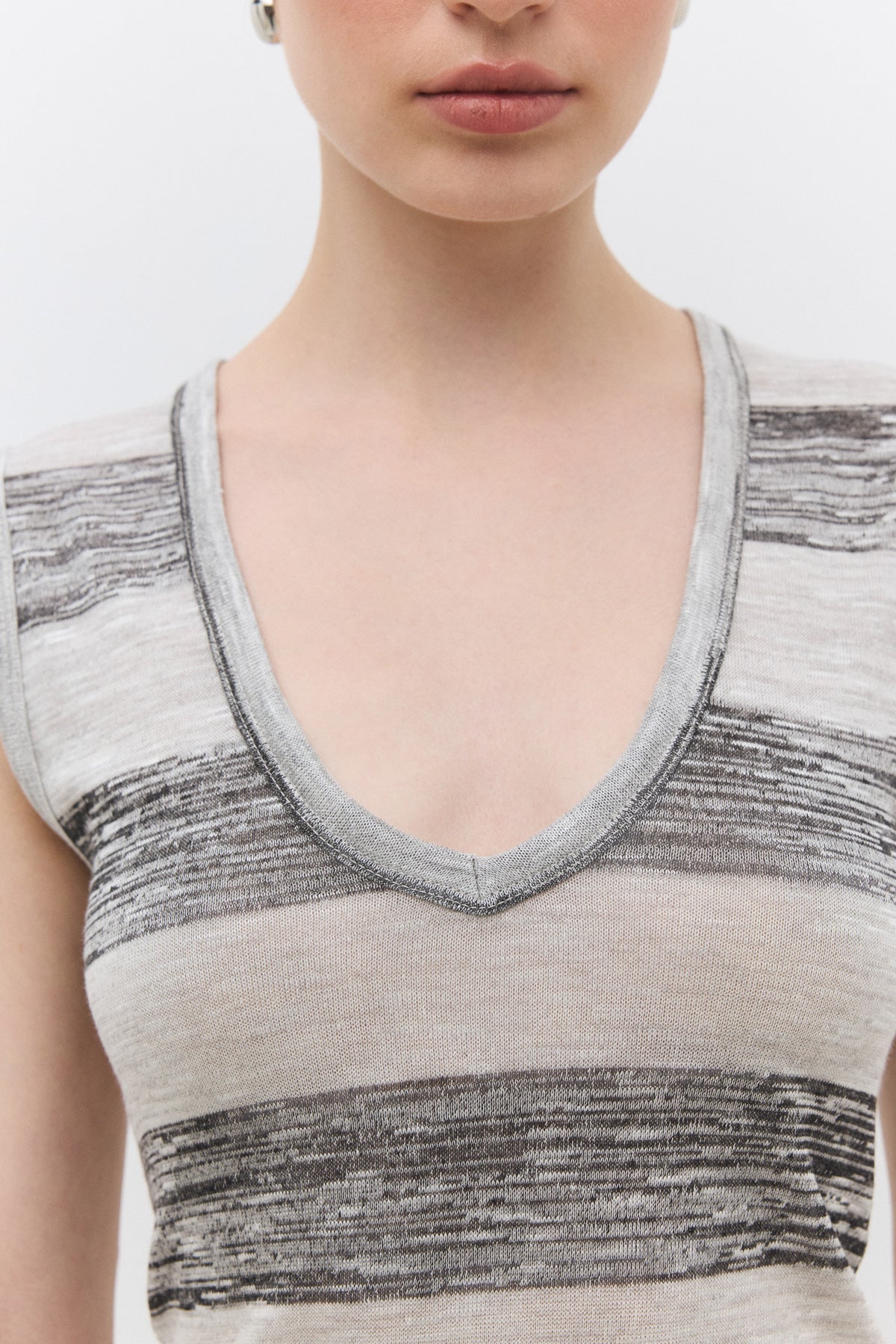 Gri Çizgili V Yaka Kolsuz Slim Fit Top